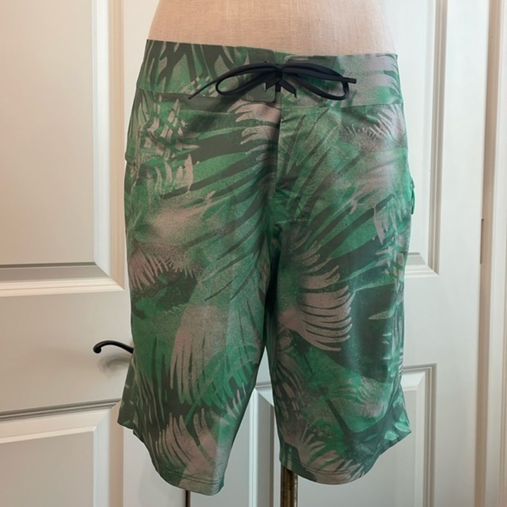 Lululemon Men’s Live in Practice Board Shorts - Size 30 Waist